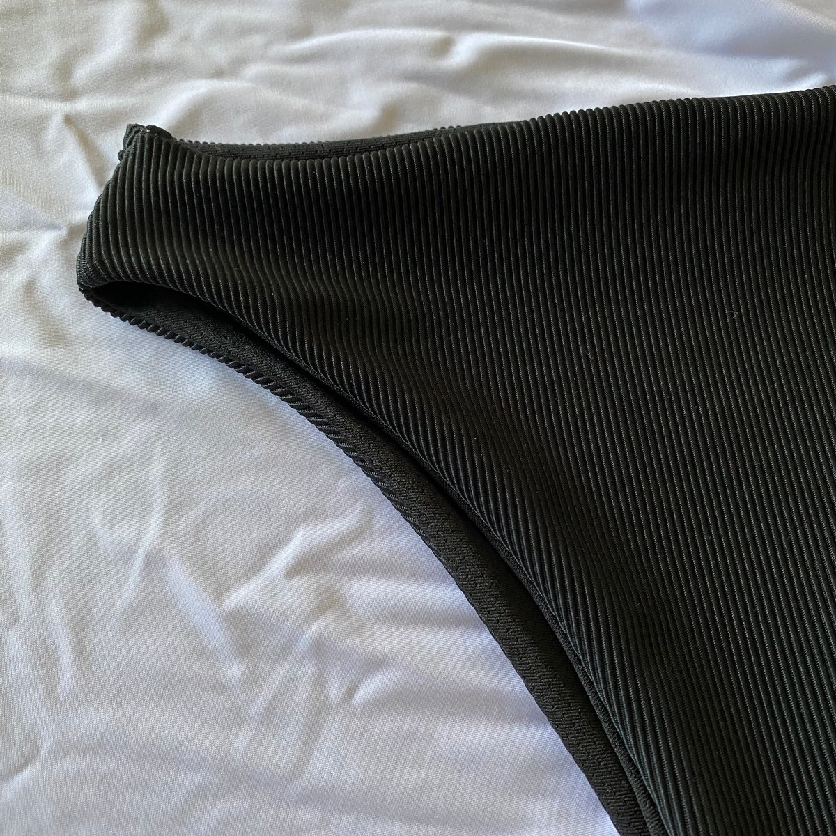 Image of MIDI HIGH TIDES : BLACK RIBBED 