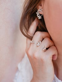 Image 4 of Petites Boucles d'Oreilles BLOOM Side Argentées