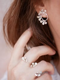 Image 3 of Petites Boucles d'Oreilles BLOOM Side Argentées