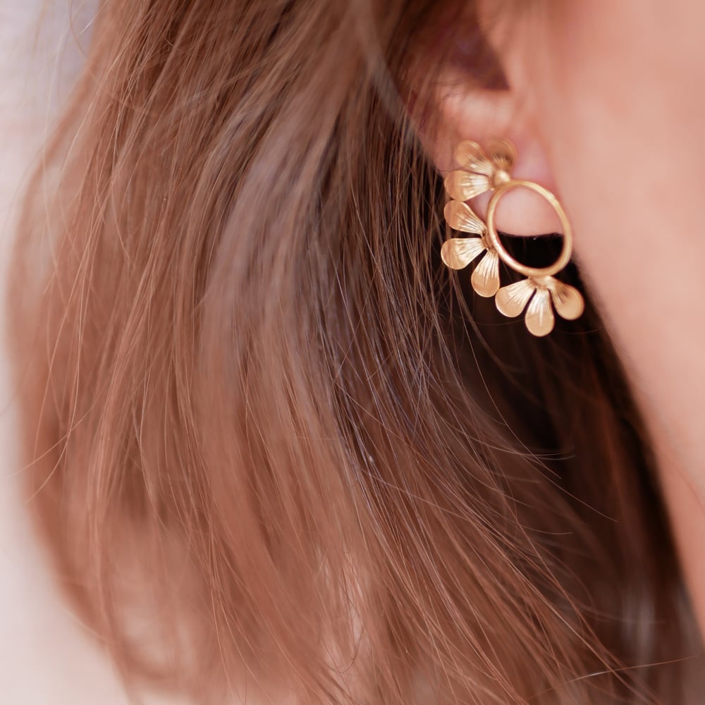 Image of Petites Boucles d'Oreilles BLOOM Side Dorées