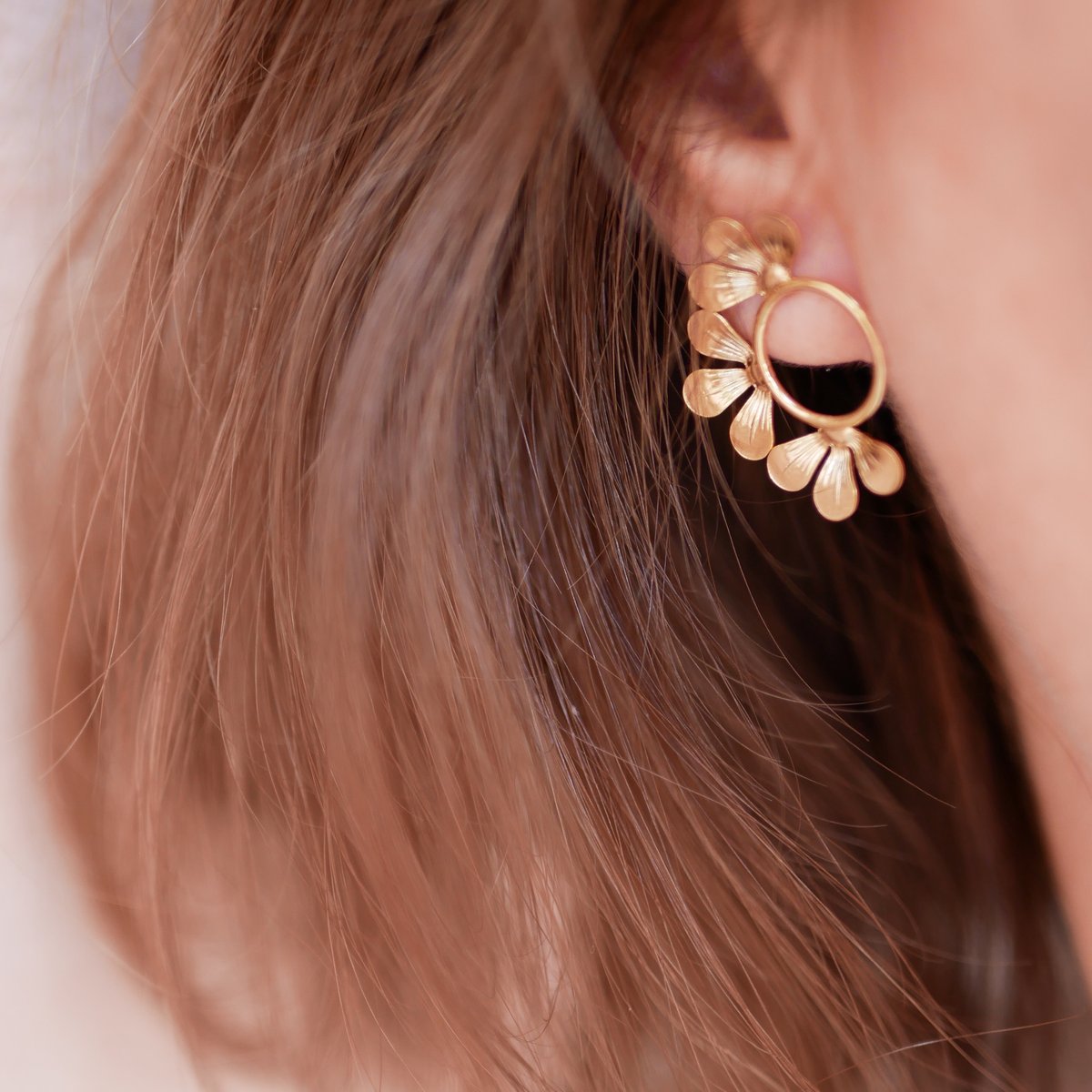 Image of Petites Boucles d'Oreilles BLOOM Side Dorées