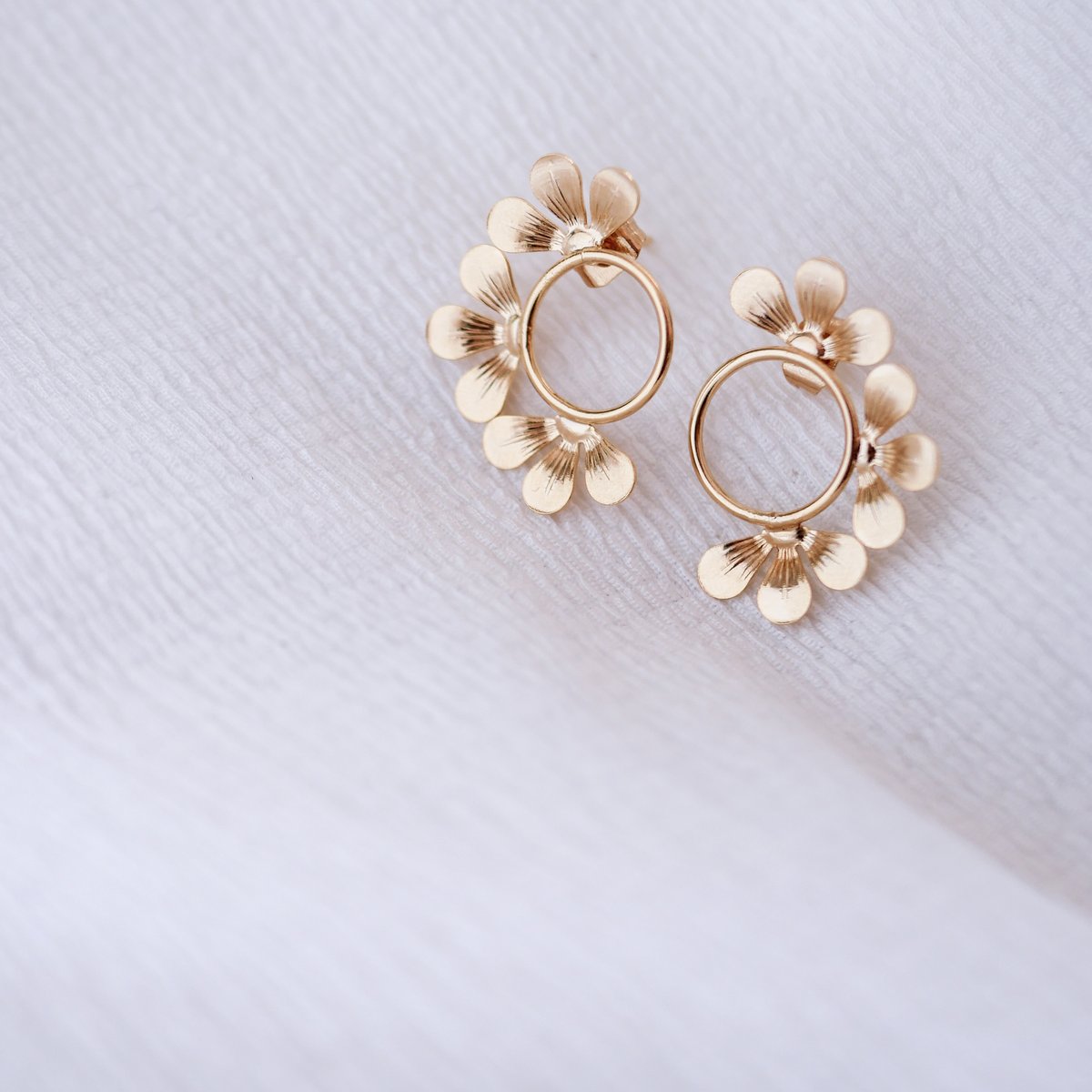 Image of Petites Boucles d'Oreilles BLOOM Side Dorées