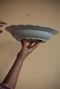 Image 3 of Grosser Servierteller, tief, Zwiebelmuster super Zustanf,, von Hutschenreuter