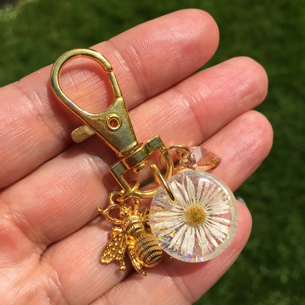 Resin Daisy & Bee Gold Swivel Bag Charm Key Ring