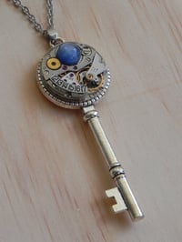 Image 1 of Collier clés Cyanite bleu et calendrier 