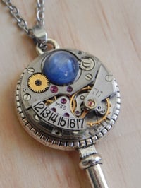 Image 2 of Collier clés Cyanite bleu et calendrier 