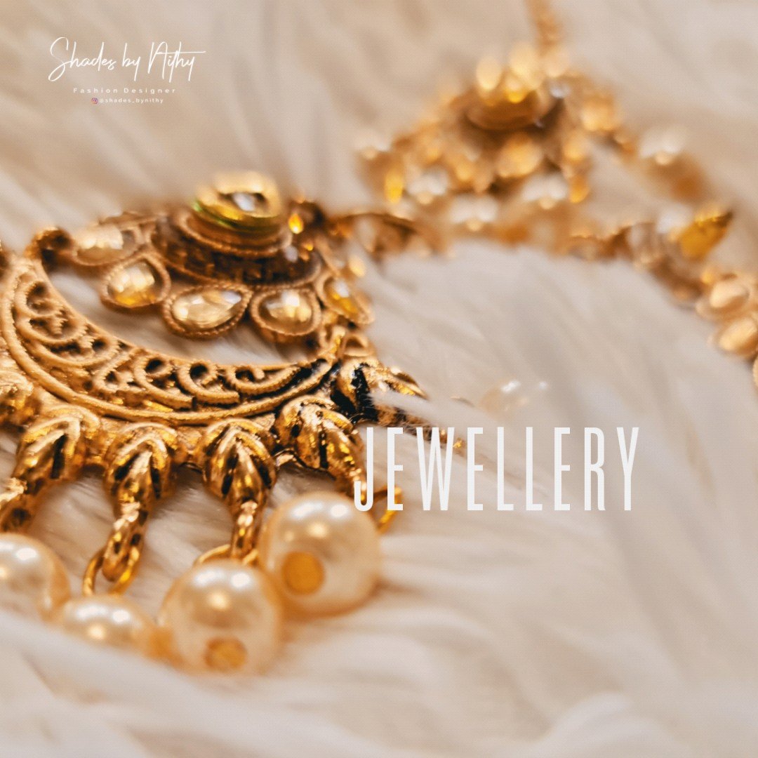 Image of GOLD BRONZED EARING AND TIKKA