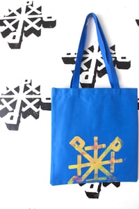 Image of the too many tote bag in blue 