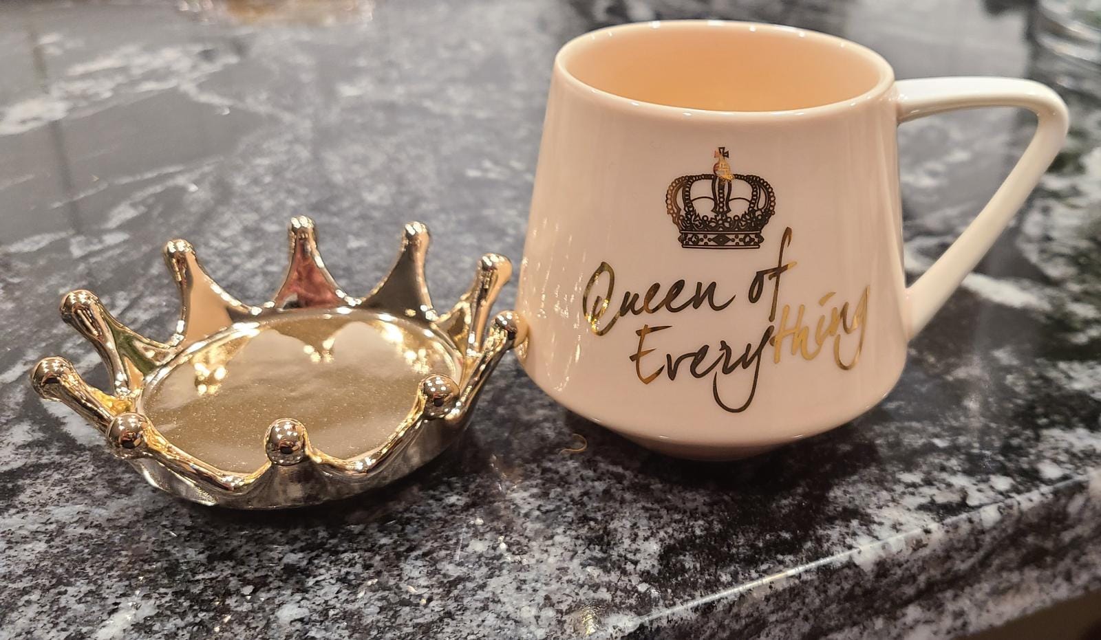 Queen of everything mug discount
