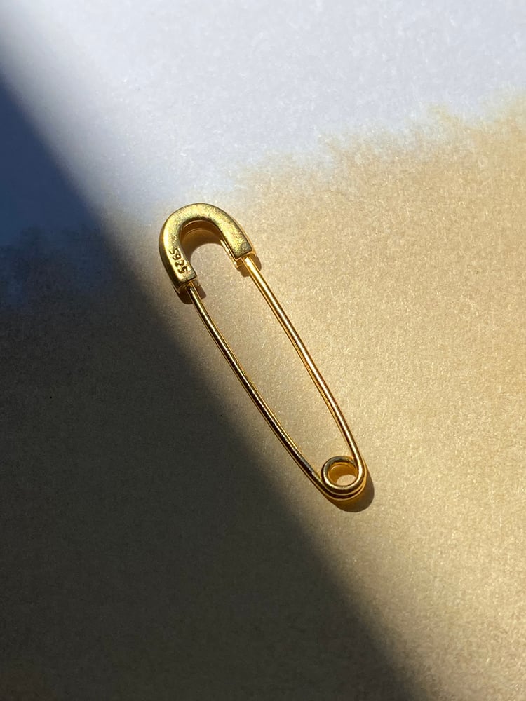 .....FUN AND QUIRKY....

This light piece hooks very comfortably through the ears, fastening works the same as a normal safety pin, you pierce it trough your ear, upside down or the other way around.

The single safety pin earring is gold plated 925 sterling silver and 3cm / 1,18" long