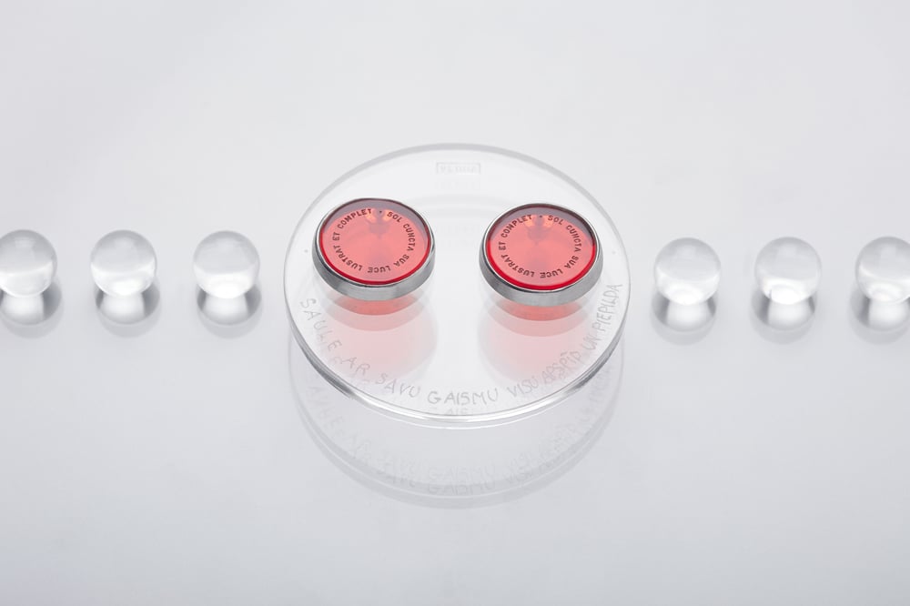 Image of "The Sun illuminates..." silver earrings with red acrylic glass · SOL CUNCTA SUA ·