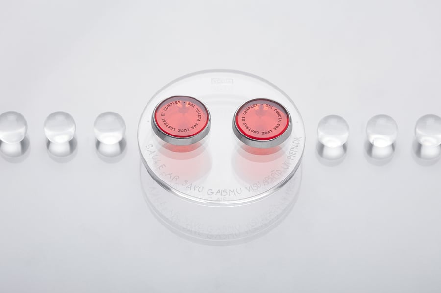 Image of "The Sun illuminates..." silver earrings with red acrilic glass · SOL CUNCTA SUA ·