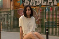 Image 1 of Camiseta 'Un ciervo, una chica y una paloma'