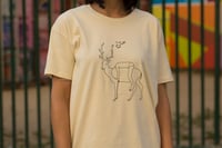Image 2 of Camiseta 'Un ciervo, una chica y una paloma'