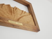 Image 2 of Cadre "Vignemale" sculpté en chêne et noyer 