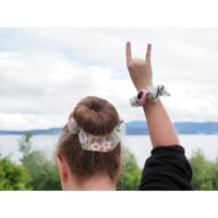 Image 3 of Scrunchie i brodert tyll