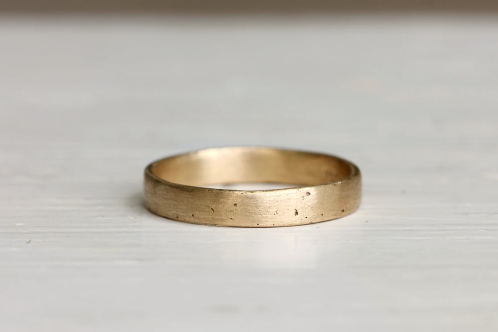 Image of A rustic gold wedding band. 18k. Lulu