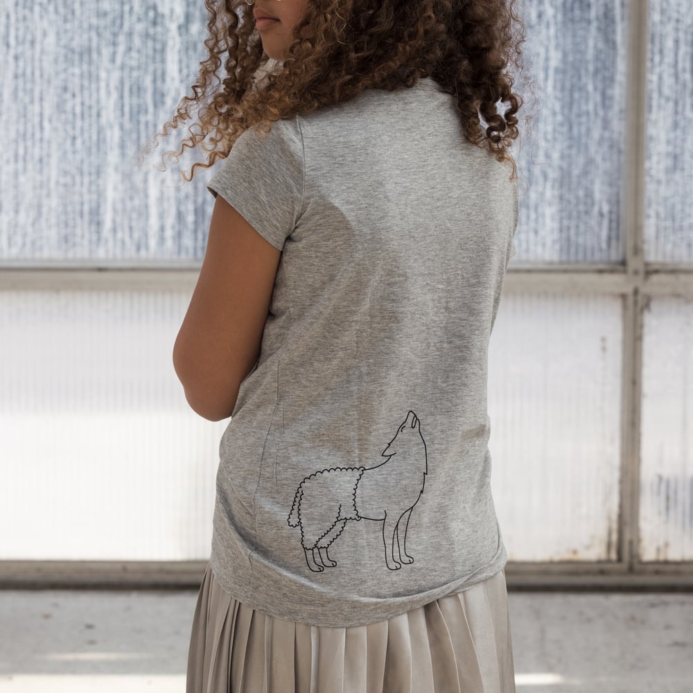 Image of T-SHIRT WOMAN short sleeve WOLFSHEEP (on the back) grey