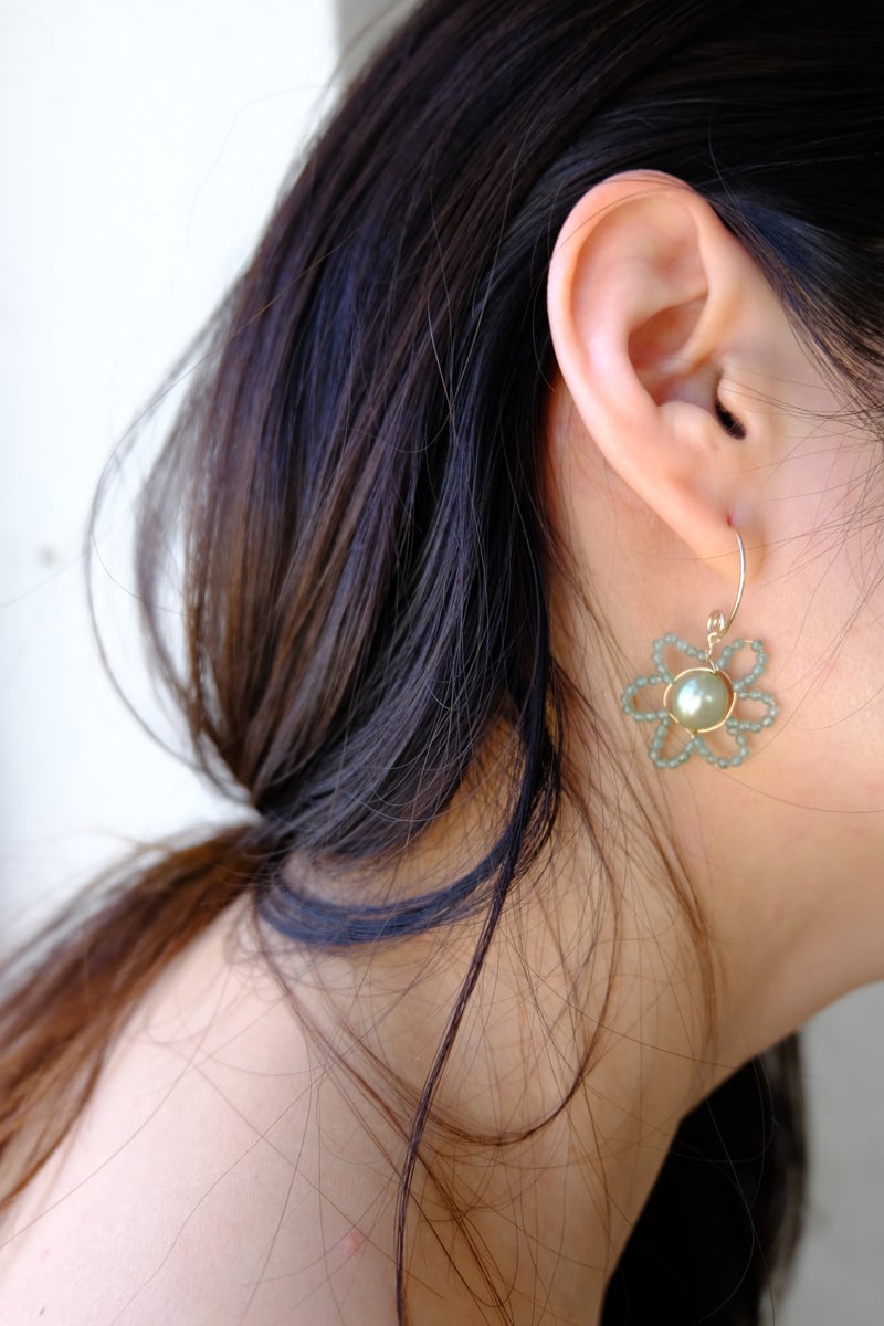 Image of mini daisy earring