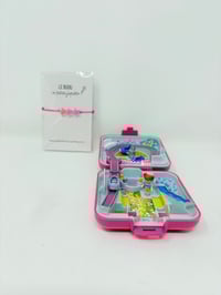 Image 5 of Ensemble bracelet et Polly Pocket Carré fushia parc d'attraction