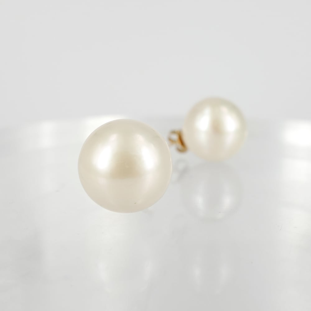 Image of High quality freshwater pearl large stud earrings. CP1126