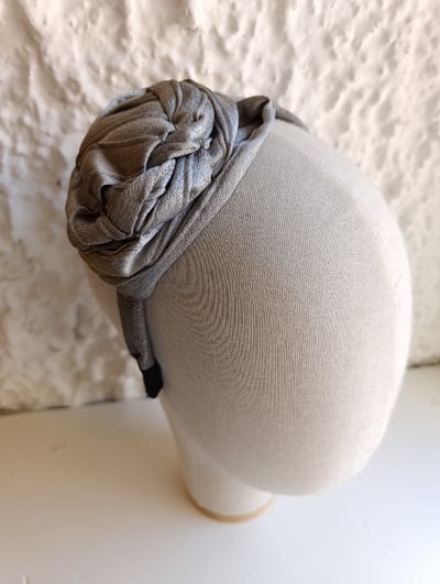 Image of Cerchietto grigio con rosa argentata