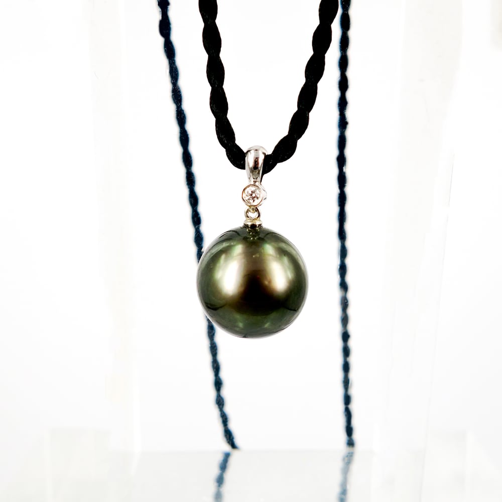 Image of Tahitian Pearl and Diamond pendant. CP1145