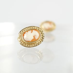 Image of 9ct yellow gold cameo earrings. E0927