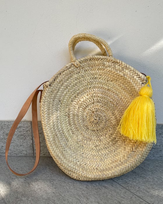 Image of BORSA TONDA IN PAGLIA CON MAXI NAPPINA