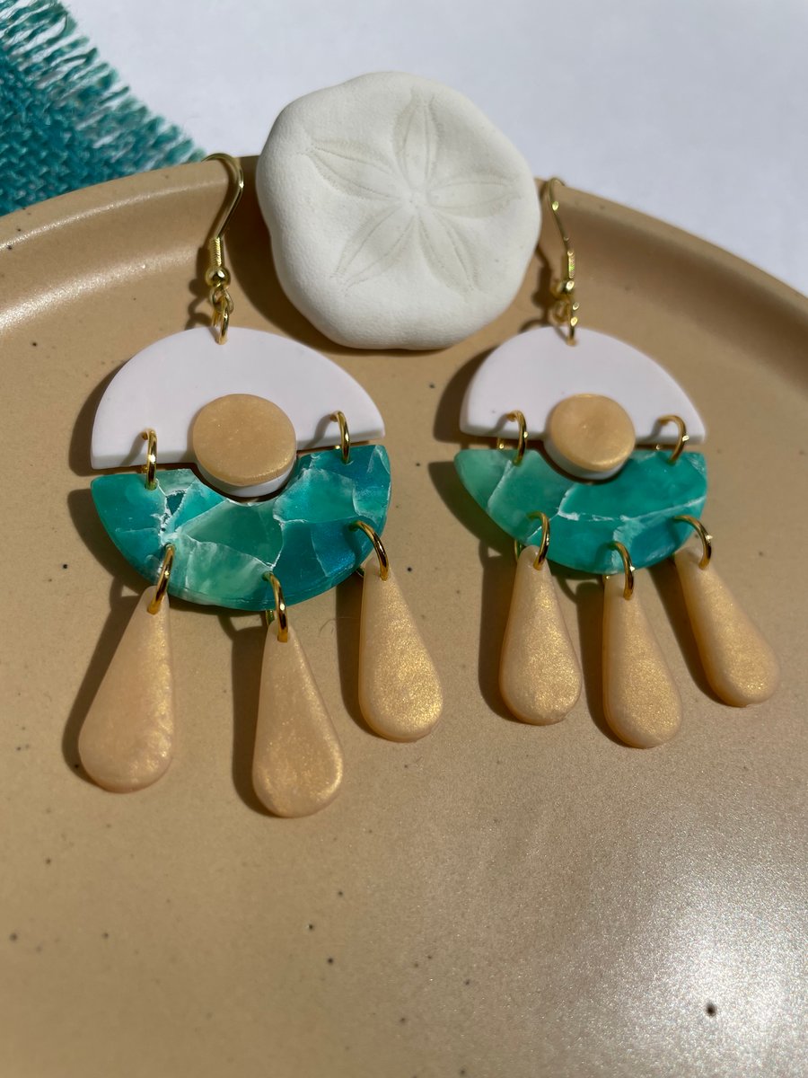 高級感ある曲線に誰もが夢中 シーブリーズsea Breeze Goldk10イエローゴールドそよ風モチーフピアス 発送目安 2 3週間 送料無料 プレゼント 秋冬 大人気 プレミアム