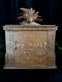 Image 13 of Incroyable coffre à bijoux, en bois sculpté, dite Forêt Noire, soie bleue, fin du 19ème s.