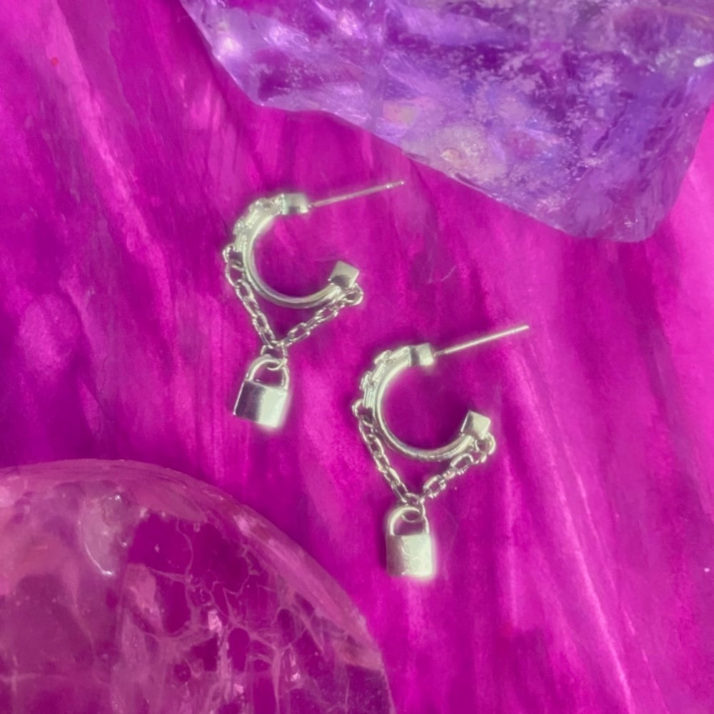 Image of TINY LOCK AND CHAIN HOOPS