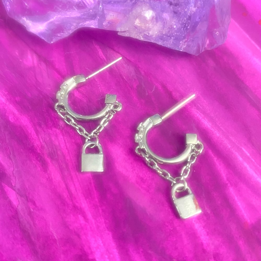 Image of TINY LOCK AND CHAIN HOOPS