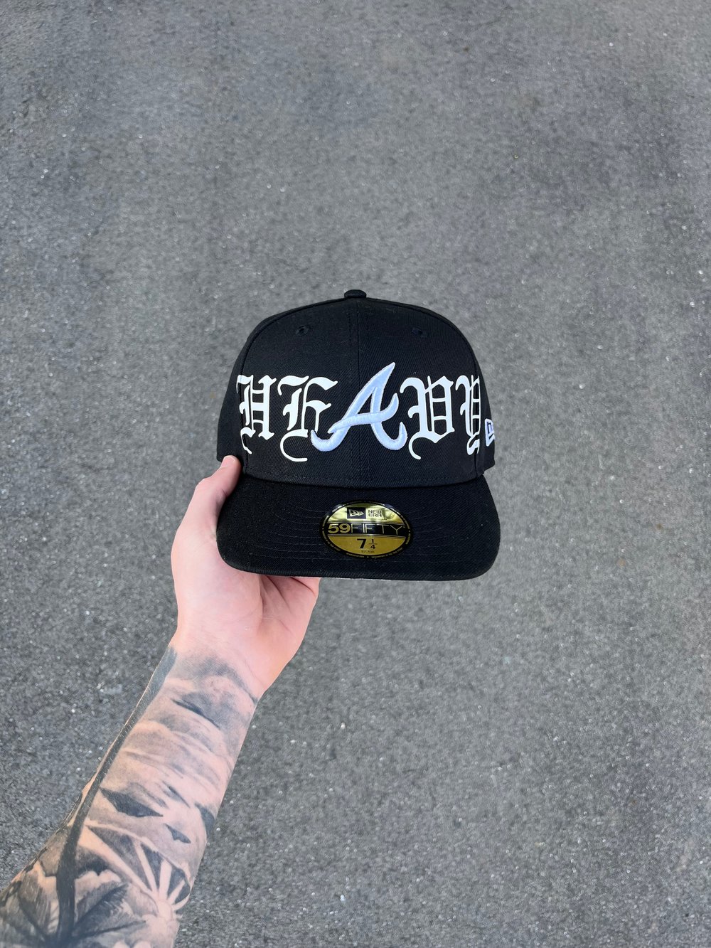 Image of BLACK HEAVYWEIGHT ATLANTA BRAVES CUSTOM FITTED CAP