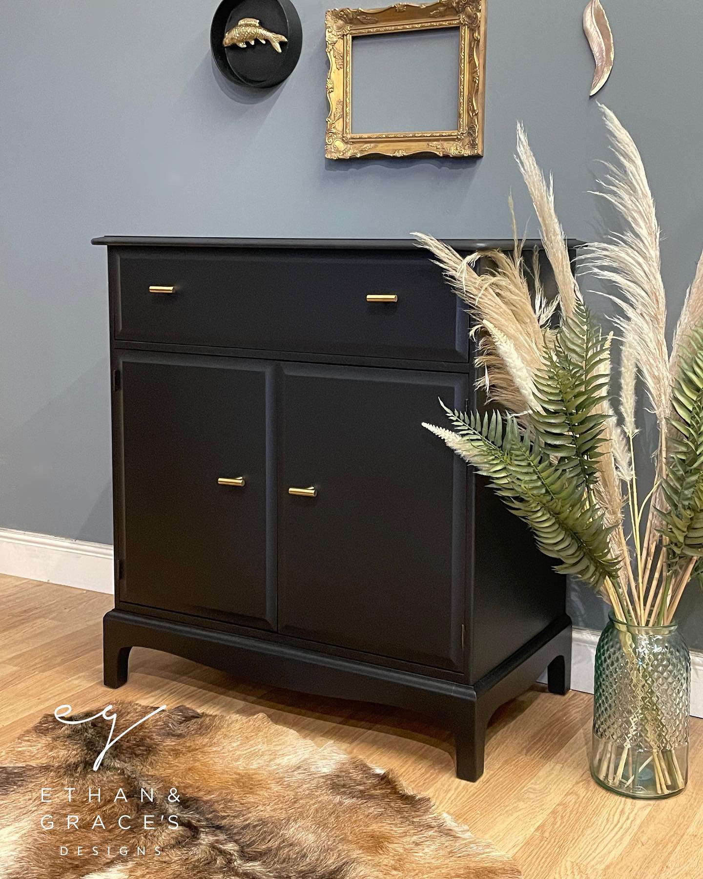 Image of Stunning black drinks cabinet! 