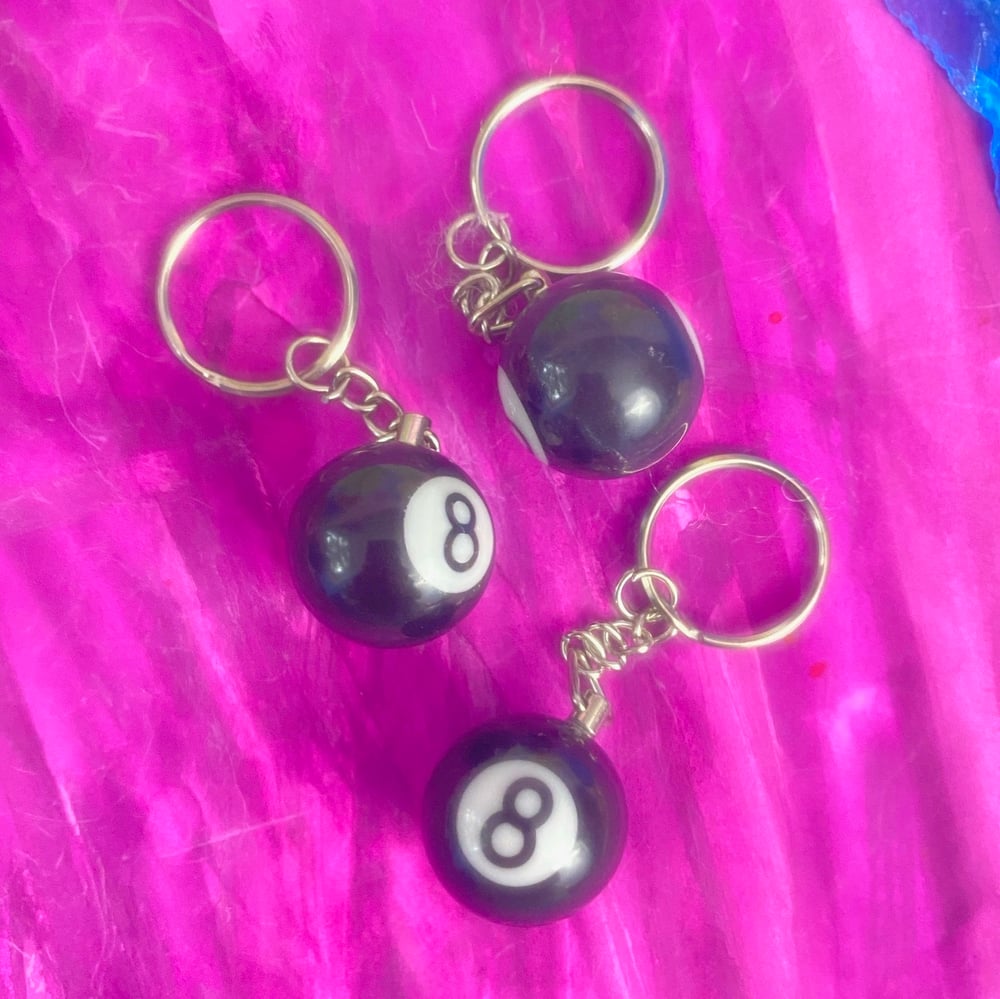 Image of LUCKY EIGHT BALL KEYCHAIN