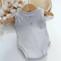 Image 4 of Photoshooting newborn boys bodysuit Robbie| light gray