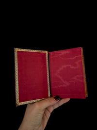 Image 3 of Missel de Jeanne d’Arc, 1905, reliure cuir et feuille d’or, intérieur soie rouge.