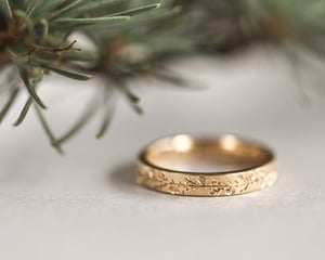 Image of 18ct gold 3mm flat court 'fir engraved' ring