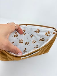 Image 2 of Pochette à livre LA LECTRICE velours matelassé moutarde