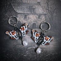 Image 1 of Pendientes| Colgante  Polilla Calavera Albina