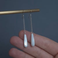Image 3 of Boucles d’oreilles longues goutte nacre argent