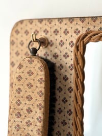 Image 3 of Ancien miroir de courtoisie avec brosse