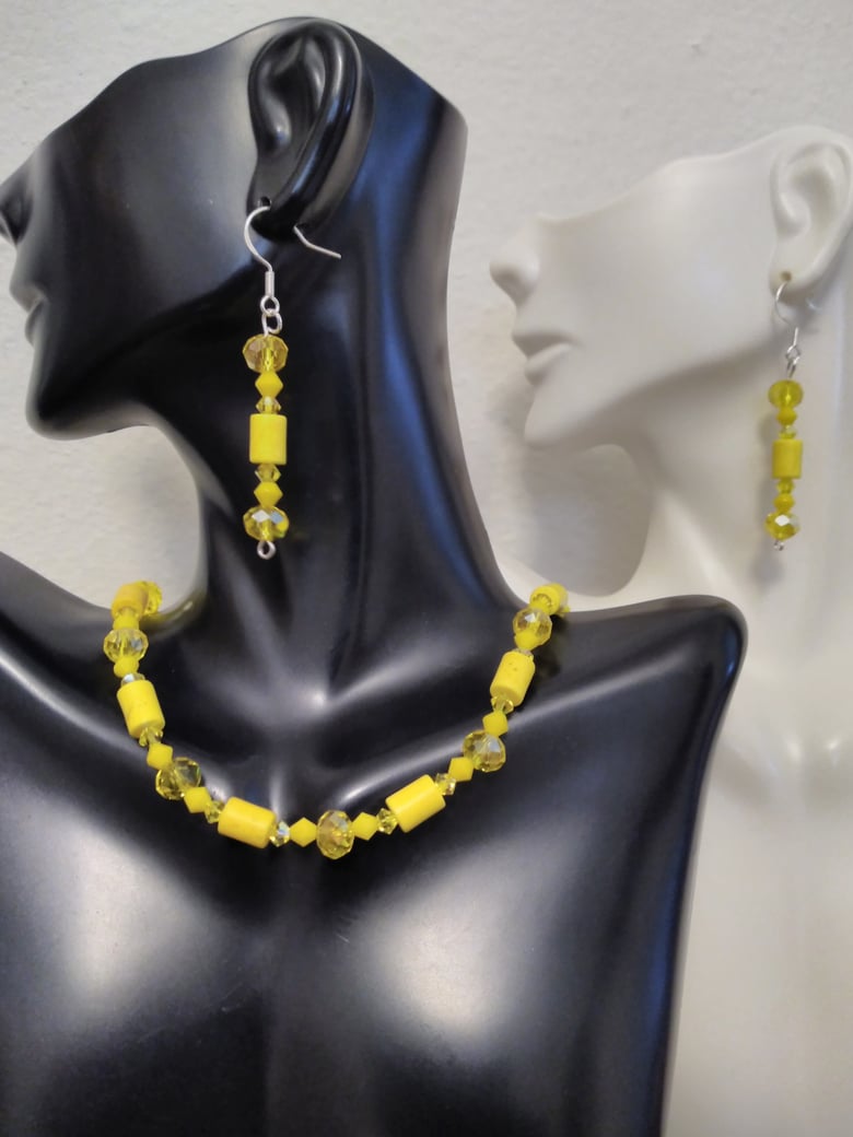 Image of BRIGHT YELLOW CRYSTALS AND HOWLITE BEADED NECKLACE SET