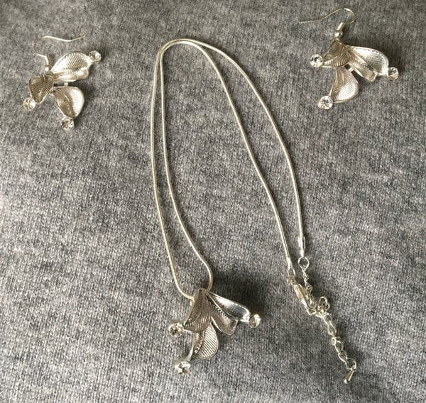 Image of Silver coloured leaf set