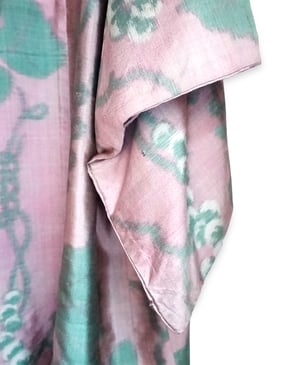 Image of Kort silkekimono - rosa med grønne druer m. blade