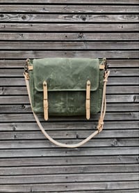 Image 3 of Olive green messenger bag in waxed canvas / Musette with adjustable shoulderstrap UNISEX