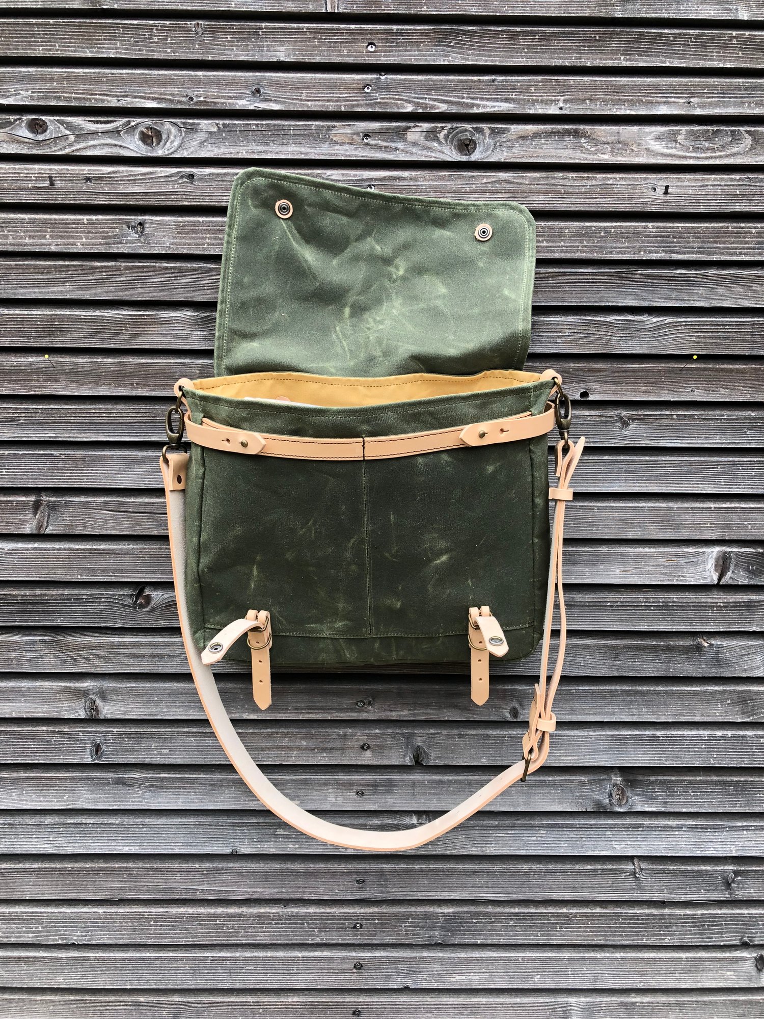 Image of Olive green messenger bag in waxed canvas / Musette with adjustable shoulderstrap UNISEX