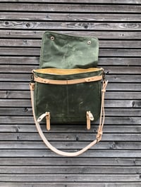 Image 4 of Olive green messenger bag in waxed canvas / Musette with adjustable shoulderstrap UNISEX