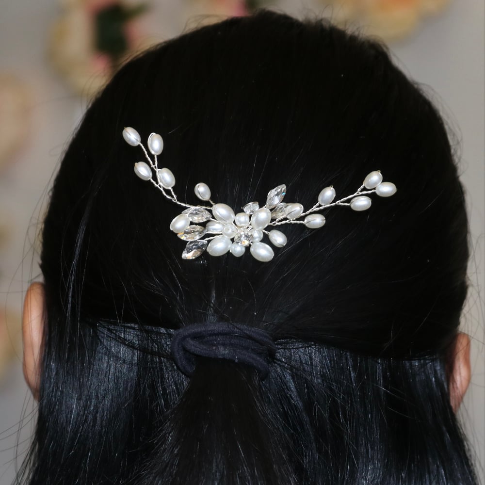 Image of Rhinestone x Pearl Single Hair Pin
